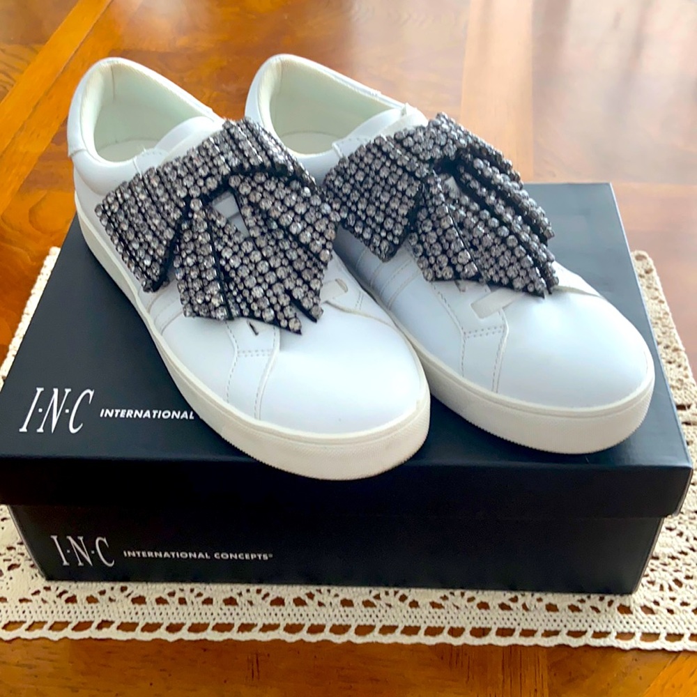 I.N.C - DANELIA  LACE-UP SNK - RHINESTONE BOW